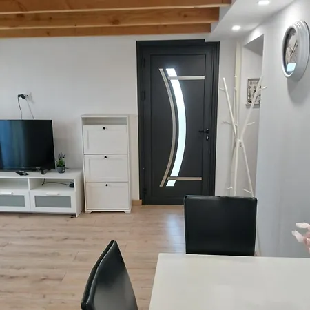 Maison A Louer 度假居 Donzère
